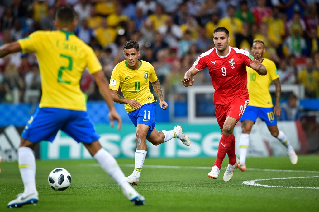 Aleksandar Mitrović u duelu na Svetskom prvenstvu 2018. protiv Brazila pored Kutinja